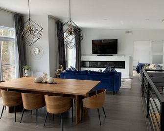 Modern Lakeside Getaway Oasis - Val-des-Monts - Dining room