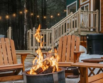 Luxury Tiny Home Getaway- Iris Home - Woodstock - Patio