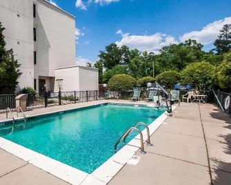 Travelodge by Wyndham Flowood/Jackson/Airport North - Jackson - Pileta