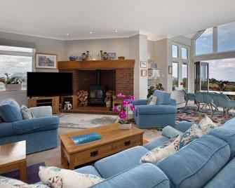 Halekulani Devon Homestay - Torquay - Living room