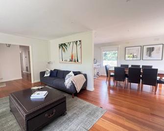 McCrae Beachfront Vacation Home- 4 bedrooms - مكري - غرفة معيشة