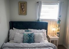 Cute & cozy 2 bedroom entire basement suite. - Edmonton - Bedroom