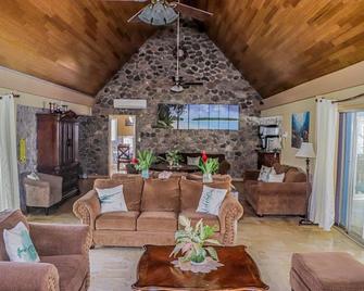 Seven Palms Villa - Runaway Bay - Living room