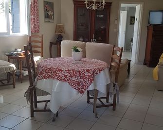 appart beautiful sea view, flowered terrace 3km from Brehat Island with spa - Ploubazlanec - Dining room