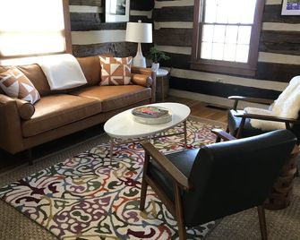 Hilltop Retreat. Amazing Views. Curated for Two. - Fairfield - Living room