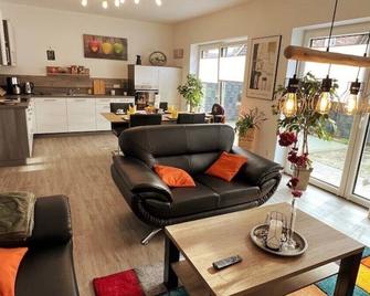 Ferienhaus 'Golden Delicious' Meppen Ebenerdig Carport Terrasse Neubau Netflix Free Wifi 2 Schlafzimmer Küche Gästewc - Meppen - Wohnzimmer