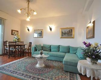 Luxury Apartment With A Sea View Located On The Promenade 100m From The Sea - Cesenatico - Sala de estar