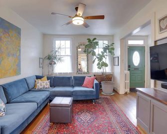 Sojourn Eclectic Capitol Hill Home Sleeps 4 - Washington D. C. - Sala de estar