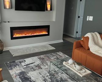 Charming 2-bedroom house in lovely Hapeville with WiFi, AC. Minutes from Airport - Hapeville - Living room
