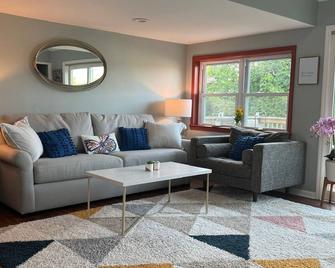 Cozy 3-bedroom house on Lake Chemung near Mt. Brighton - Howell - Вітальня