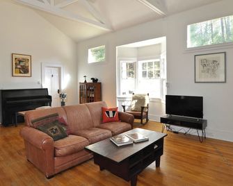 Huge Kitchen 4 Private Acres, 7 Min to Town, Ac, Fireplace - Opt. Studio Addl. - Woodstock - Wohnzimmer