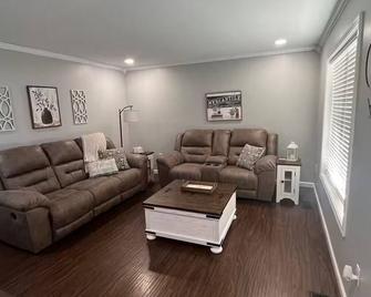 Newly Remodeled 3-BR house close City of Madisonville & Marh Park Abortorium. - Madisonville - Huiskamer