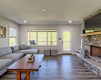 5 Star Cabin | Pet Friendly | Rushing Creek | Mountain Views | Foosball |Firepit - Cleveland - Living room