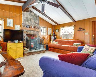 Hike, Ski And Unwind Cabin With Deck In - Chester - Living room
