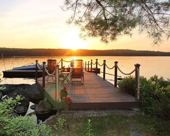 Immaculate Waterfront Studio Apt, kayaks, hot tub, 45 min. to Acadia - Ellsworth - Patio