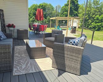 Cozy Farmhouse w/ short walk to a private lake - Delton - Patio
