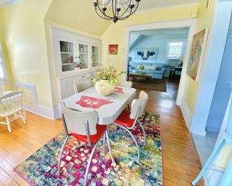 5 Blocks from the Waterfront! Walk to everything! Very desirable location! - Grand Haven - Dining room