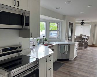 Lakefront Cedar Lake Home, Fire Pit and Sunset Views - Cedar Lake - Kitchen