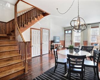 Gallery Stays - Amiri Pop - Savannah - Dining room