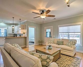 The Southport Cottage! - Southport - Living room