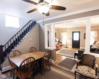 Charming, spacious home near towncenter amenities, resturants, trails and parks. - Middlebury - Dining room