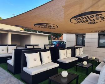6 Bis Hotel - Castelldefels - Patio