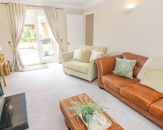 The Cornerstone - Cheltenham - Living room