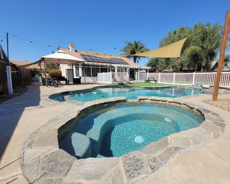Quiet and relaxing home with private pool and spa - Menifee - Piscina