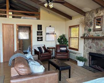 Rustic Riverfront Getaway Directly On The River!! You can't get any closer! - Elkton - Living room