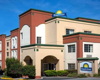 Days Inn by Wyndham Fremont - Fremont - Building