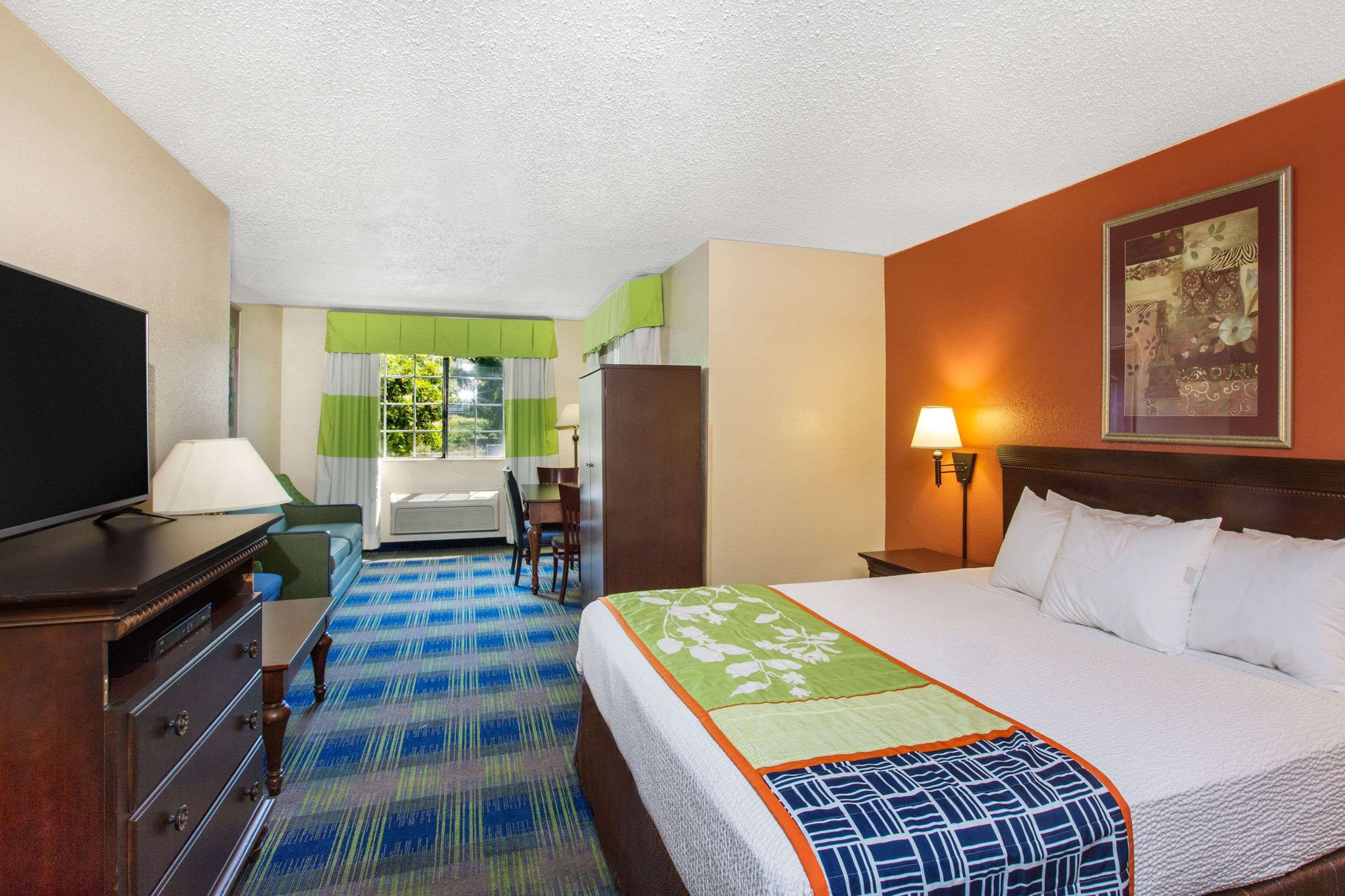 Days Inn by Wyndham Fremont - Fremont - Camera da letto