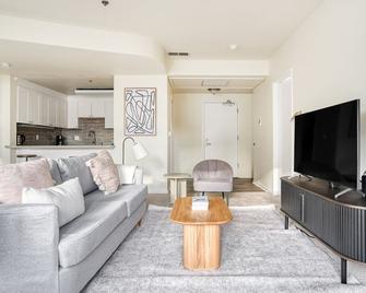 Lovely Palo Alto 2BR w/ W/D & Pool, walk to Pinterest, by Blueground - Palo Alto - Living room