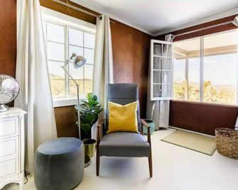 Joshua Tree Desert Homestead Family Living - Joshua Tree - Living room