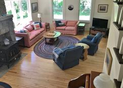 Spacious Cottage Overlooking Bass Harbor With Sweeping Front Lawn - Tremont - Soggiorno