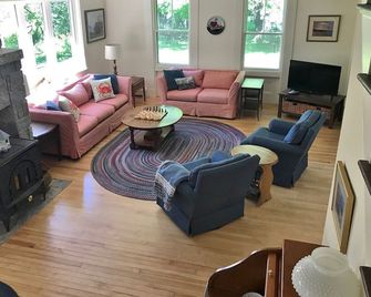 Spacious Cottage Overlooking Bass Harbor With Sweeping Front Lawn - Tremont - Sala de estar