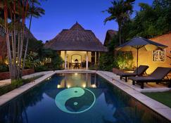 峇里島水明漾宴賓雅私人豪華別墅 - 庫塔 - 游泳池