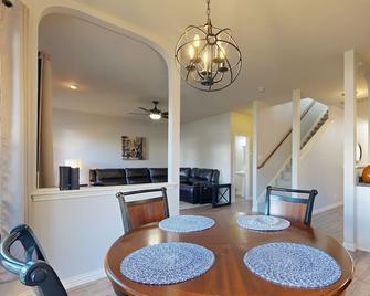 Charming family friendly home, enclosed backyard & 20 miles from San Antonio - Helotes - Dining room