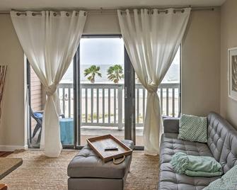 Beachfront Corpus Christi Condo with Deck and Views! - Corpus Christi - Living room