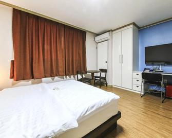 Crystal Residence Hotel - Daejeon - Bedroom