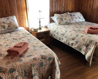BlackBeard's Retreat - Historic and Pet Friendly cottage - Kitty Hawk - Bedroom