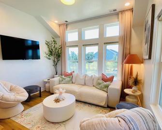 3-bedroom house on Canal with dock AC, WiFi in tranquil Avon - Avon - Living room