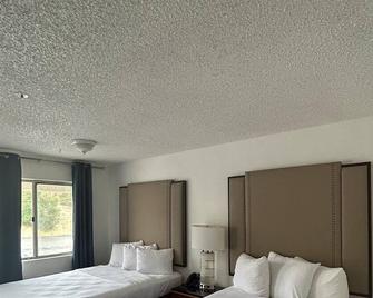 Backcountry Inn Motel - Boulevard - Bedroom