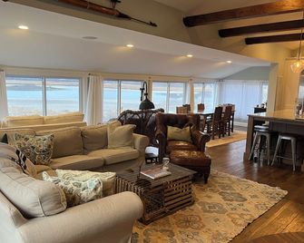 Charming Cottage Steps from Private Beach – Water Views & Little Neck Charm - Ipswich - Living room