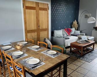 Charming cottage in the Eure Valley. The countryside just 1 hour from Paris! - La Couture-Boussey - Comedor