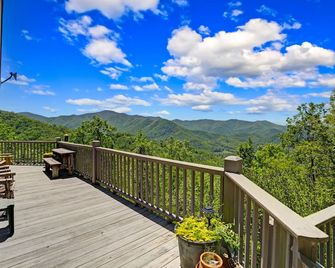 Unbelievable-Hot Tub-Gas Fireplace-4x4 Needed - Hayesville - Balcón