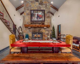 Fantastic home on 18 acres! Perfect for family getaways and corporate retreats. - Sherman - Dining room