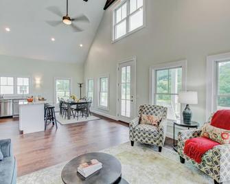 Monroe Cottage Steps from Natural Hot Springs - Hot Springs - Living room