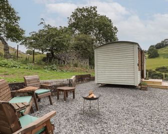 Tan Y Castell Shepherds Hut, Romantic, With A Garden In Llangollen - Llangollen - Patio