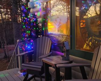 Cozy Cabin on 4 acres of fun! Pavilion, Firepit, Swing, Walking trail to creek! - Blairsville - Patio