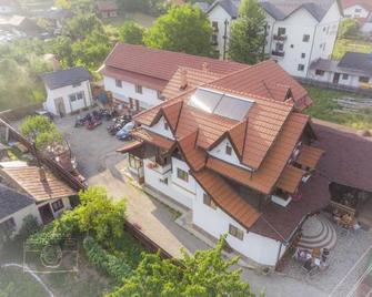 Pensiunea Bella Vista - Arefu - Building